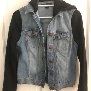 Jean jacket with sweatshirt sleeves and hood